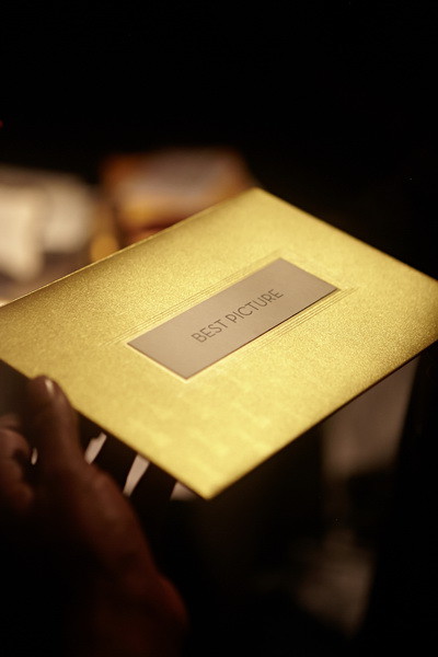 на фабрике Gmund были вручную изготовлены 24 золотых конверта