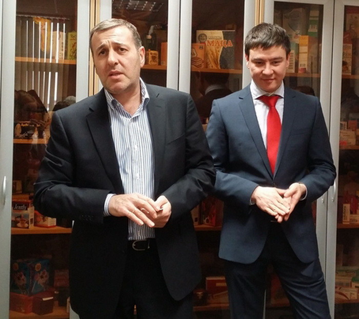Александр Афремов (слева) поделился весьма оптимистичными планами на будущее. Также на фото Сергей Слободчиков, руководитель филиала «Гейдельберг-СНГ С-Петербург»