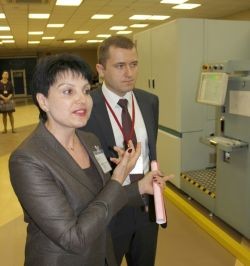 Наталья Козлова и Юрий Тружеников (АККОРД ПОСТ" провели для журналистов экскурсию по производству