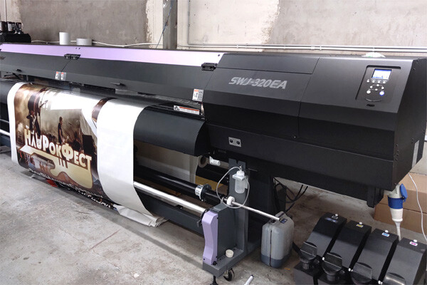 Широкоформатный принтер Mimaki SWJ-320EA в типографии «Мир Полиграфии» (Тверь)