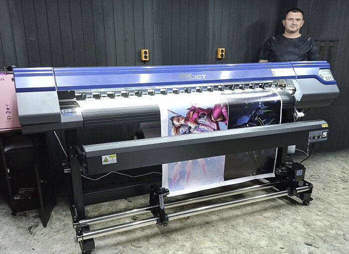 Широкоформатный экосольвентный принтер ARK-JET SOL 1600 запустил инженер 